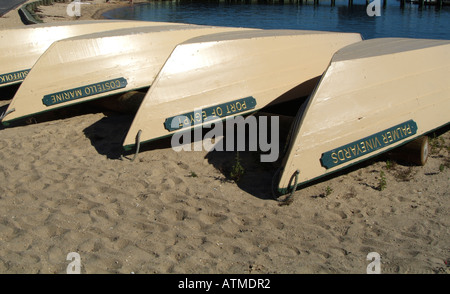 Umgedrehten Ruderboot am Strand. Greenport.Long Island New York USA Stockfoto