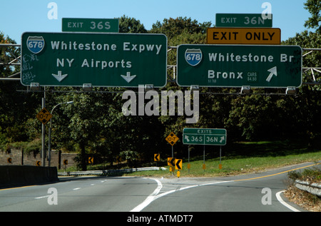 Autofahren auf US-Highways unterzeichnet. New York-USA Stockfoto