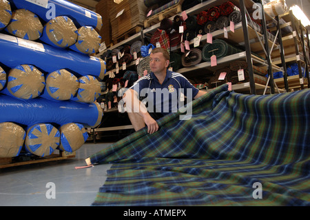 Herstellung von Tartan Textilien bei Lochcarron in den Scottish borders Stockfoto