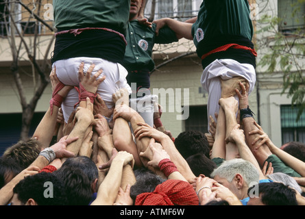 Making a Castell (menschlicher Turm), Placa del Sol, Gracia, Barcelona, Katalonien, Spanien, Europa Stockfoto