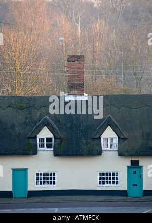 Der Mönch Eleigh, Suffolk, UK. Eine Reihe von strohgedeckten Hütten Stockfoto