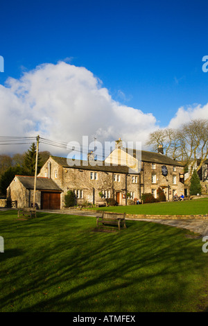 Sitzen vor einem Pub an einem sonnigen Wintertag Malham Yorkshire Dales England Stockfoto