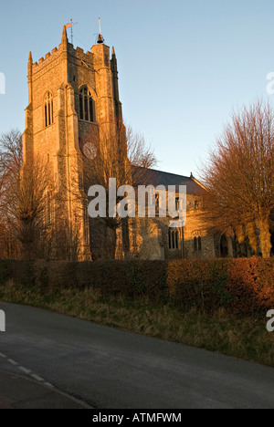 Der Mönch Eleigh, Suffolk, Großbritannien. Die 15 c Turm von St. Peter's Kirche bei Sonnenuntergang Stockfoto