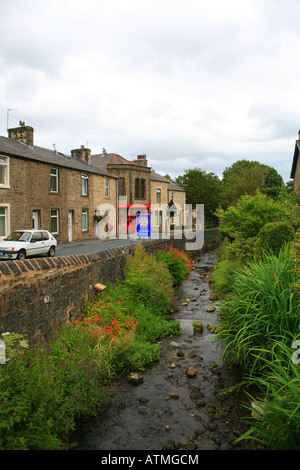 Clitheroe Straßen- und Stream in Waddington, Clitheroe Lancashire England Stockfoto