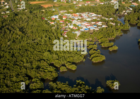 Luftaufnahme der Urbanisierung in Kuching Stadt über Mangroven Stockfoto
