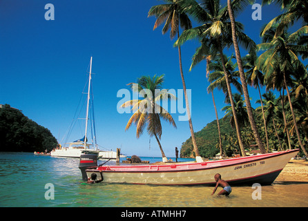 Schiff vor Anker auf einer Bucht St. Vincent kleine Antillen Stockfoto