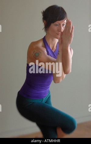 Fit Woman In Yoga-Eagle-Pose Stockfoto
