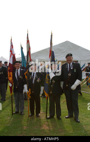 Mitglieder des Vereins königlichen Luftwaffen auf Parade am Shoreham Airshow 2006 Stockfoto