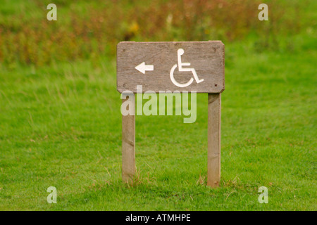 Zugang für Rollstuhlfahrer am Feldweg unterzeichnen. Stockfoto