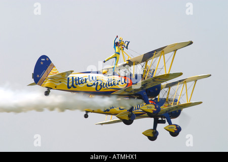 Wing walking Anzeige durch die völlig Butterly display Team (alte Ausführung) Stockfoto