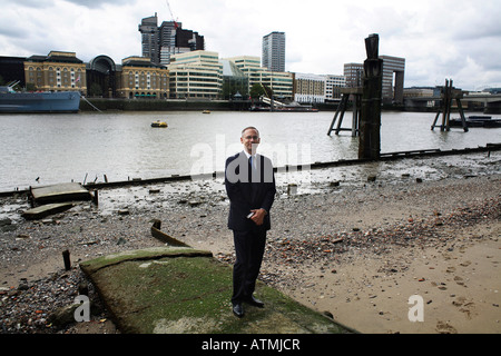 Pro Künow Senior Relationship Manager Skandinavien Mann investieren an der Themse in London. Stockfoto