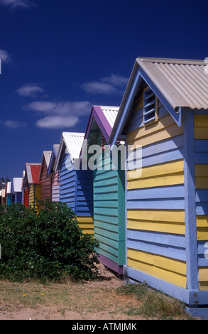 Bunte Strandhäuschen auf Brighton Beach in der Nähe von Melbourne Victoria Australien Stockfoto