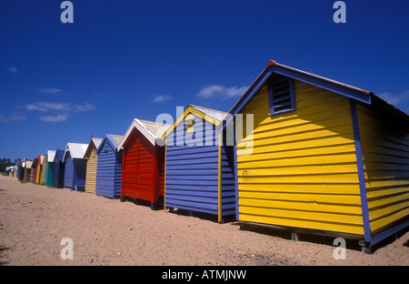 Bunte Strandhäuschen auf Brighton Beach in der Nähe von Melbourne Victoria Australien Stockfoto