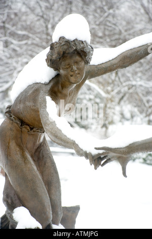 "Drei tanzende Mädchen" bedeckt in Schnee, Central Park, New York Stockfoto