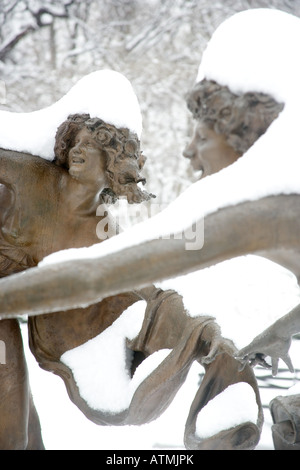 "Drei tanzende Mädchen" bedeckt in Schnee, Central Park, New York Stockfoto