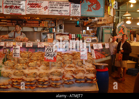 Fische stehen bei der Pike Place Market in Seattle Stockfoto