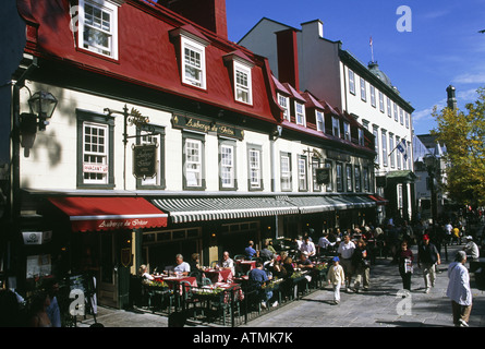 Rue St Anne Place d ' Armes Altstadt beherbergt Cafés Restaurants draußen sitzen Menschen Stockfoto