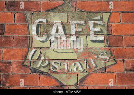 Café-Schild an Wand gemalt Stockfoto