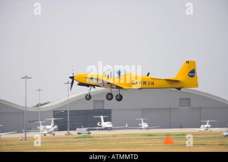 Die Slingsby Firefly fliegen entlang der Piste abheben Stockfoto