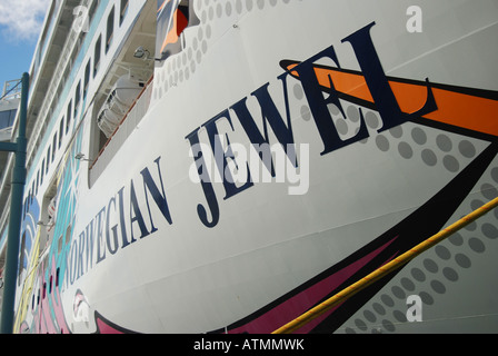 Die NCL Kreuzfahrtschiffes Norwegian Jewel am dock in Antigua Stockfoto