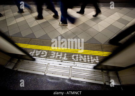 Geist die Lücke Londoner u-Bahn-Netz mit Schließen von Türen und Pendler-streaming vorbei auf der Plattform anmelden Stockfoto