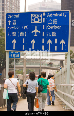 HONG KONG CHINA Leute und zweisprachige Straße Zeichen in Chinesisch und Englisch in Mittel- Stockfoto