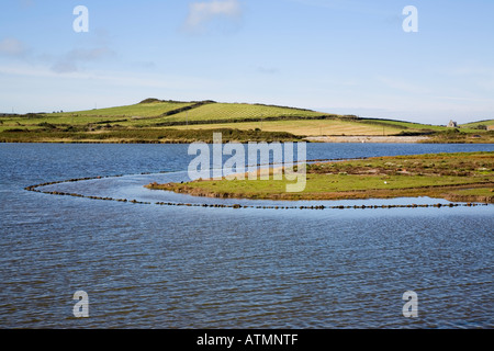 CEMLYN BAY brackige Lagune von North Wales Wildlife Trust verwaltet. Isle of Anglesey North Wales UK Großbritannien Stockfoto