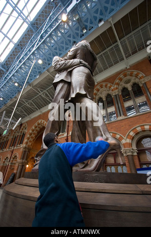 Sauberer Staub „The Meeting Place“, gemeinhin als „The Lovers Statue“, eine Paul Day Skulptur auf der Grand Terrace am internationalen Bahnhof St. Pancras Stockfoto