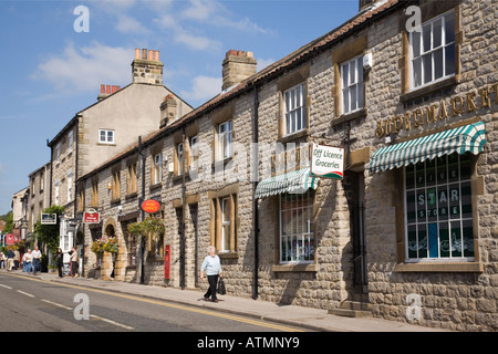 Geschäfte in traditionellen Sand Steinhäusern entlang Bridge Street in Helmsley Dorf North Yorkshire England UK Großbritannien Stockfoto