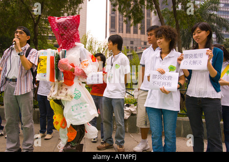 HONG KONG CHINA - Plastic Bag Man und Studenten während der Umweltverschmutzung Protest. Die grünen Fachschaft. Stockfoto