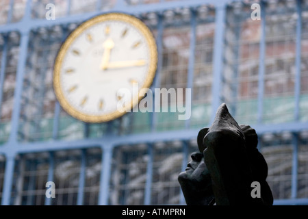 Dent-Uhr im Barlow-Schuppen mit John Betjeman-Skulptur von Martin Jennings am internationalen Bahnhof St. Pancras Stockfoto