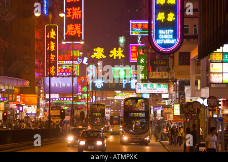 HONG KONG CHINA Neonlichter und Verkehr an der Nathan Road in der Nacht in Kowloon Stockfoto