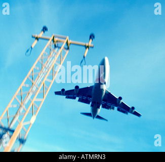 Niedrigen Winkel Blick auf Verkehrsflugzeug Anflugbefeuerung überfliegen. Stockfoto