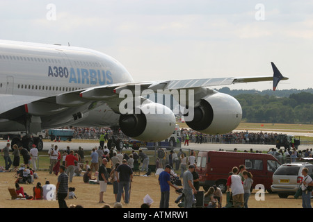 Nahaufnahme des Airbus A380 und die Zuschauer während der Tage in Farnborough International Airshow 2006 UK geöffnet Stockfoto