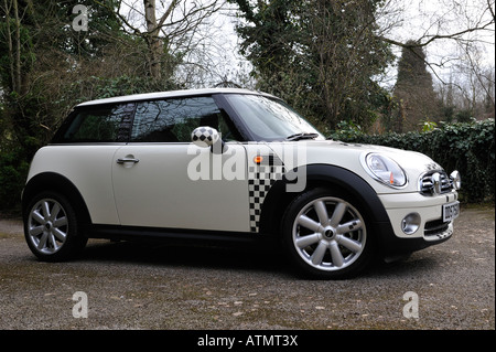 Mini Cooper in Pepper White 2007 Modell 2008 Stockfoto