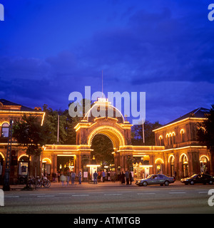 Vergnügungspark Tivoli Freizeitpark Haupteingang in der Nacht, Kopenhagen, Dänemark Stockfoto