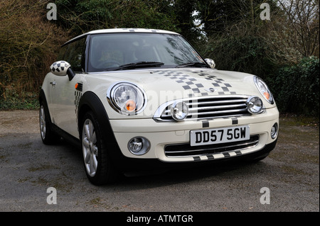 Mini Cooper in Pepper White 2007 Modell 2008 Stockfoto