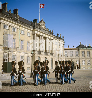 Ändern die Wachablösung am königlichen Schloss Amalienborg, Kopenhagen, Dänemark Stockfoto