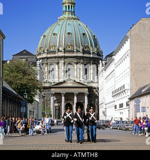 Königliche Leibgarde marschiert vor Frederik es Kirche, die Marmor-Kirche, Kopenhagen, Dänemark Stockfoto