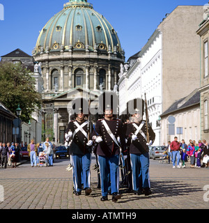 Königliche Leibgarde marschiert vor Frederik es Kirche, die Marmor-Kirche, Kopenhagen, Dänemark Stockfoto