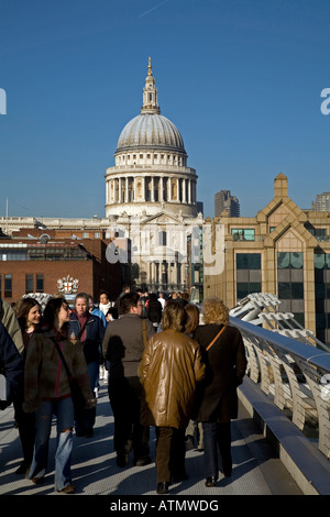 Massen von Menschen Kreuzung Millennium Bridge in Richtung St. Pauls-London England Stockfoto