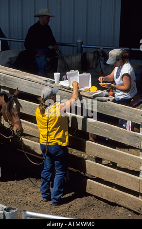 Cowgirls Essen Hamburger in den Schlachthöfen von Amarillo Texas USA Stockfoto