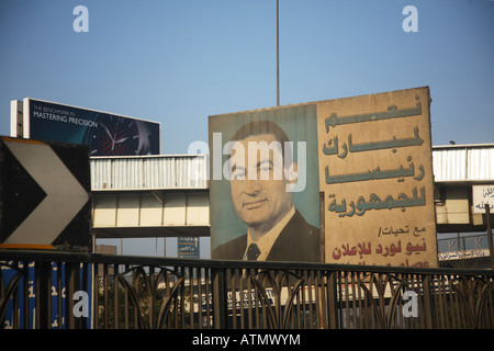 Ein Bild des Präsidenten Muhammad Hosni Mubarak in einer Straße-Kreuzung in Kairo, Ägypten. Stockfoto