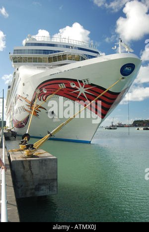 Die NCL Kreuzfahrtschiffes Norwegian Jewel am dock in Antigua Stockfoto