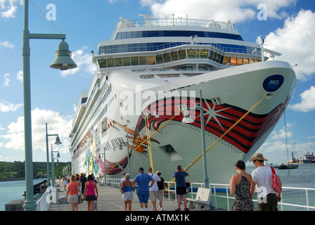 Die NCL Kreuzfahrtschiffes Norwegian Jewel am dock in Antigua Stockfoto