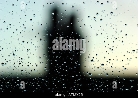 Nahaufnahme Bild von Regentropfen auf einem Glasfenster. Stockfoto