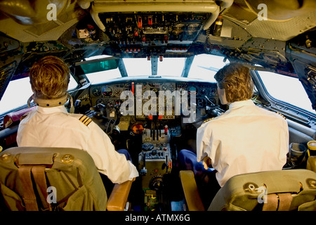 Flugzeug-Cockpit mit alten Stil Instrumente Stockfoto