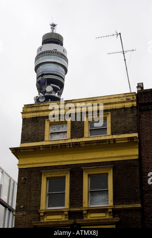 Postamt British Telecom Turm mit alten Gebäude im Vordergrund mit dem Fernsehen Antenne Stockfoto