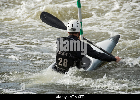 Wildwasserkajak auf einen Slalomkurs bei Holme Pierrepont nationalen Wassersports centre nottingham Stockfoto