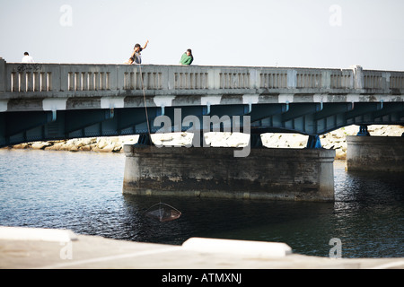 Brücke über der Lagune Del Rey Fischer in Playa del Rey, Los Angeles County, Kalifornien USA Stockfoto